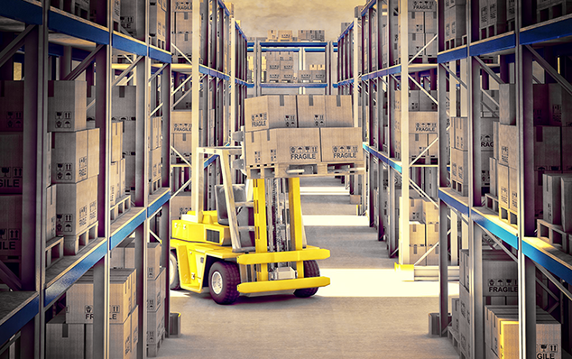 창고 내 팔레트 적치와 지게차